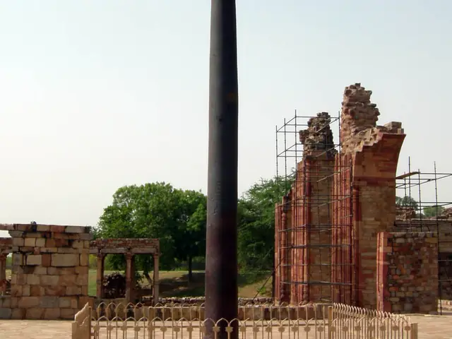 कुतुब परिसर महरौली में 1600 साल पुराना जंग-रहित लौह स्तंभ