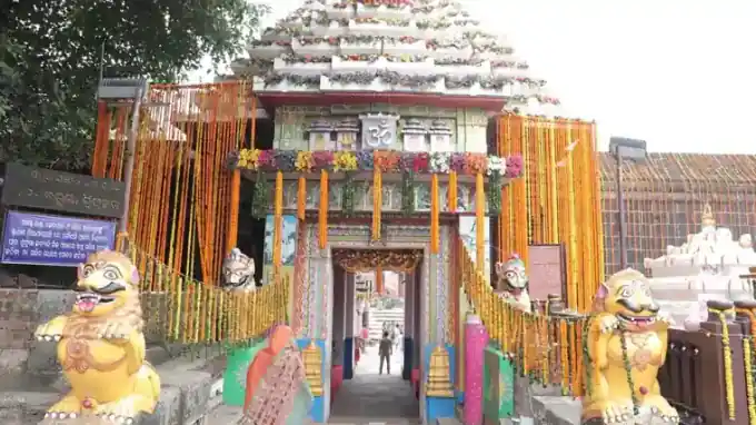 श्री लिंगराज मंदिर का मुख्य नक्काशीदार प्रवेश द्वार और परकोटा