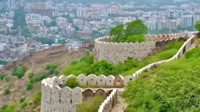 अरावली की पहाड़ियों पर नाहरगढ़ किले की विशाल प्राचीर और जयपुर शहर का विहंगम दृश्य