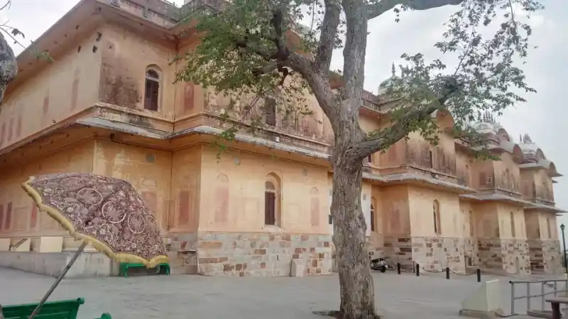 Nahargarh Fort Jaipur: 9 रानियों के एक जैसे महल और नाहर सिंह का रहस्य — जानिए अरावली के इस अजेय दुर्ग का इतिहास