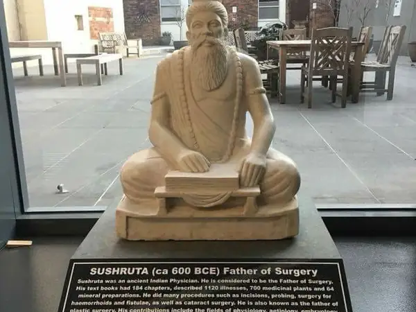 मेलबर्न के रॉयल ऑस्ट्रेलियन कॉलेज ऑफ सर्जन्स में महर्षि सुश्रुत की प्रतिमा